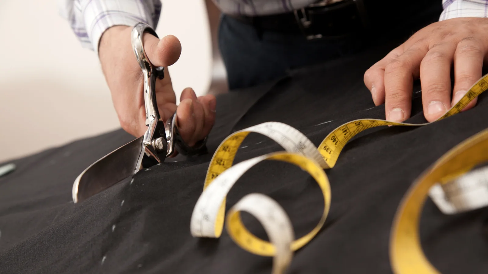 Schneiderarbeit mit Schere und Massband