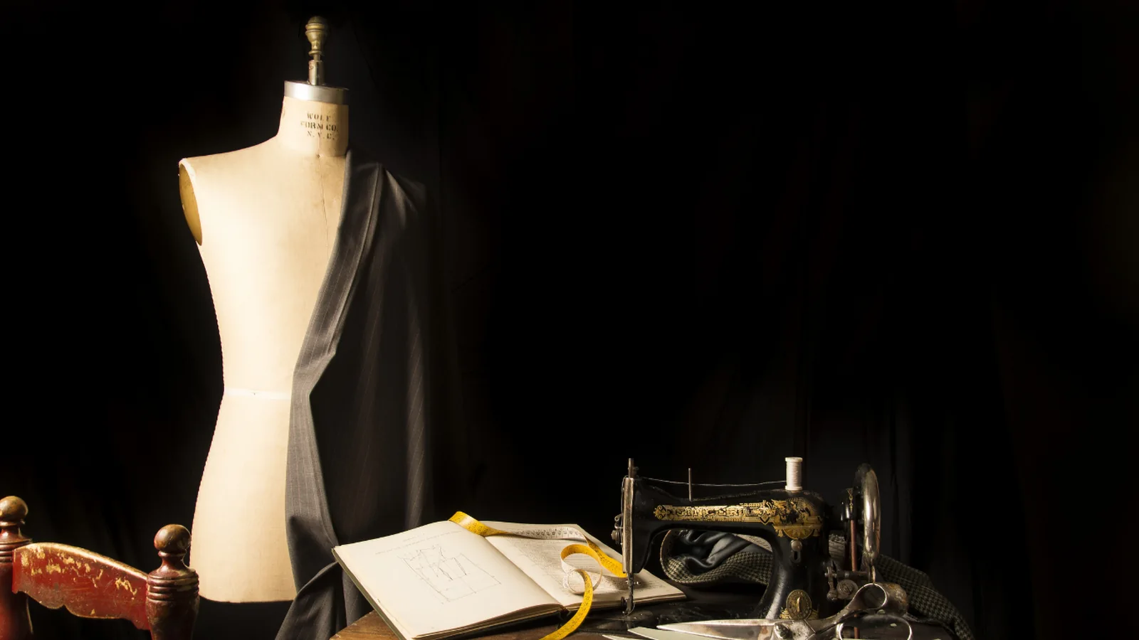 Schneideratelier mit Schneiderpuppe und Nähmaschine